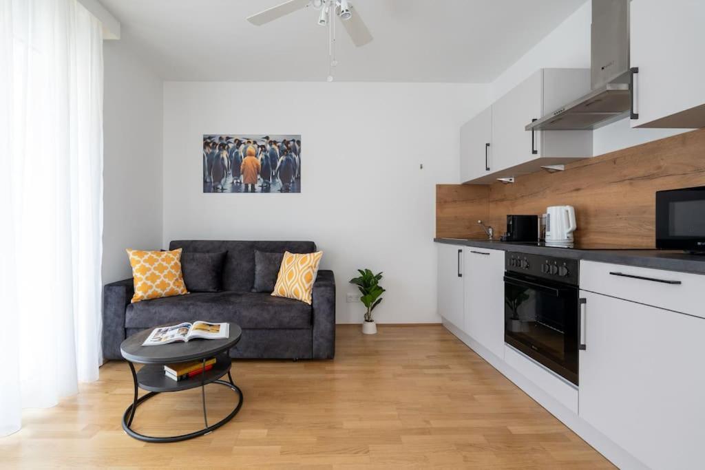 Elegant 1br Flat With Balcony By Hm Appartement Vienne
