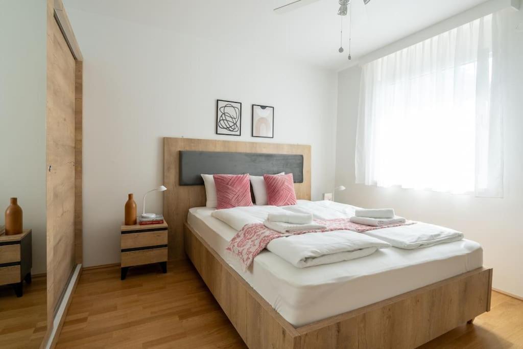 Elegant 1br Flat With Balcony By Hm Vienne